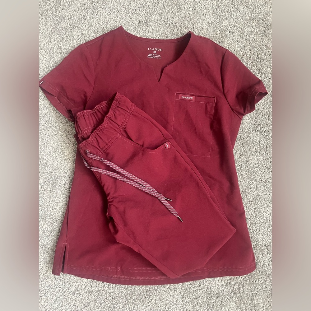 Jaanuu Wine scrub set
